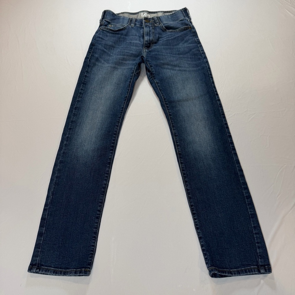 Lee Men's Extreme Motion Slim Straight Leg Jeans in a blue denim wash Size 28x30